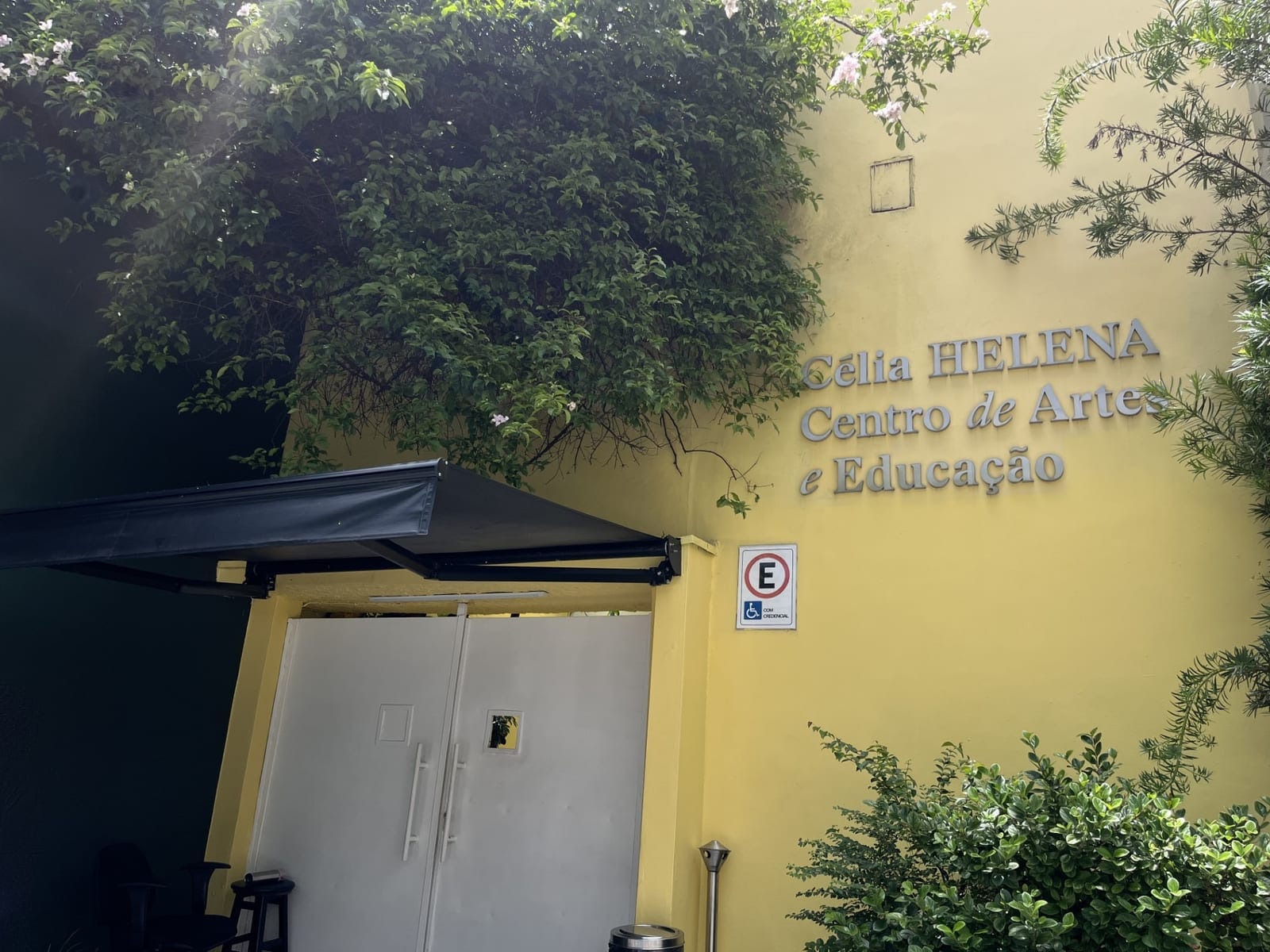 Facade of the Célia Helena Centro de Artes e Educação with its name sign
